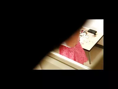 Gebonden MILF pijpt en wordt gratis lesbische seksfilms geneukt