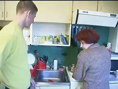 Pijpbeurt van een student nieuwe sexfilmpjes in een hostel