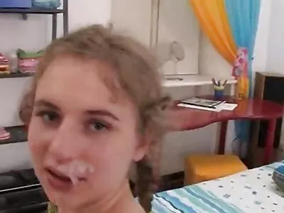 Nerdy meid weet hoe ze een lul seksfilms gratis moet berijden