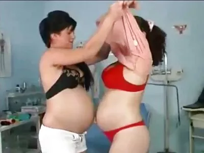 Een lachende kleine slet trekt zich af gratis pornofilms kijken