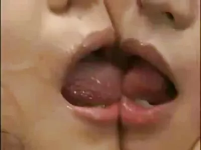 Slanke babe wordt gratis sexfilms in de kont geneukt door 2 mofo's