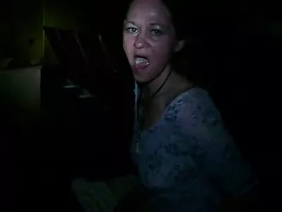 Chick in kousen spreidt haar seksfilm kijken benen