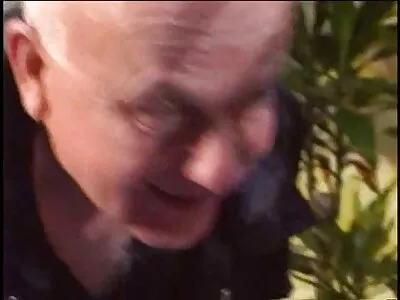 Rondborstige latina met vibrator in poesje sexs fimpjes poseert voor de camera
