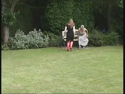 Brunette porna filmpjes zuigt pik in de gang