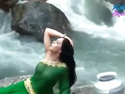 Dus mooie brunette milf vrouw maakt een hete pijpbeurt op deze oude video, geniet gratis nederlandstalige sexfilms ervan