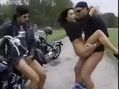Zo mooie brunette vriendin maakt een gratis sex filmpjes bekijken geweldige pijpbeurt in een zwembad