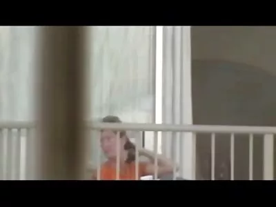 Stoute meid sex filmpjes online zuigt een zwarte man af