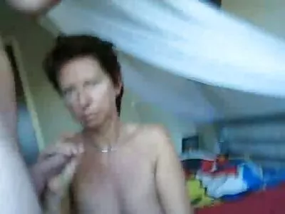 Brunette sexe filmpjes meid zuigt haar man
