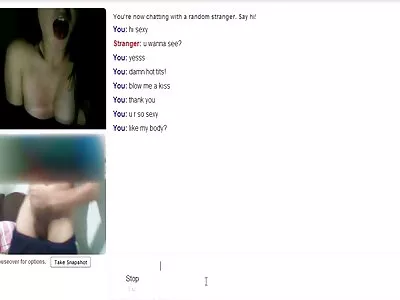 Tiener met dikke en natuurlijk hangende tieten trekt een lul af porno dik