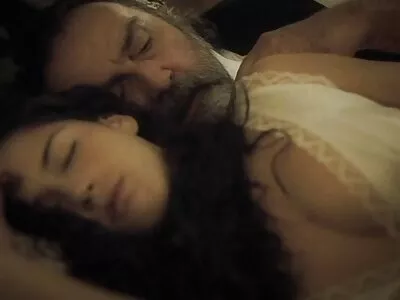 Latina heeft seks en krijgt een lading in de filmpjes xxx mond