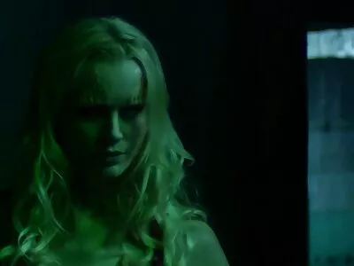 Schoolmeisje neukt gratis sec films in de kleedkamer van de jongens