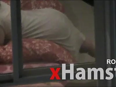 Hete sex film kijken slet in het rood neukt in de keuken