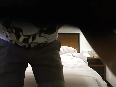 Een jonge gratis nederlandstalige sexfilms brunette met gebonden handen geneukt