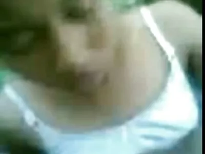 Dus mooie brunette vrouw zuigt man's lul zondagochtend, het kan online sexfilm kijken haar niet schelen kerk
