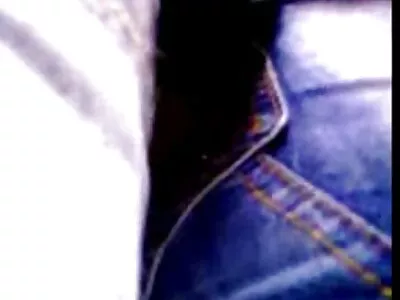 Een brunette likt een pik pornofilm kijken