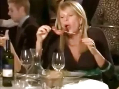 Een rondborstige porna filmpjes brunette tegen drie lullen