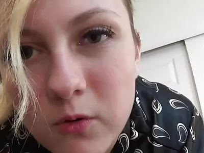 Milf in pornofilm kijken het rood gaat naar beneden en zuigt lul