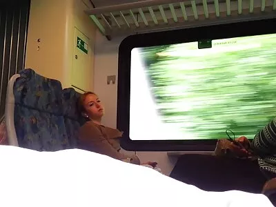 Babe met bril pijpt, heeft seks gratis nederlandstalige sexfilm en krijgt een lading op haar gezicht